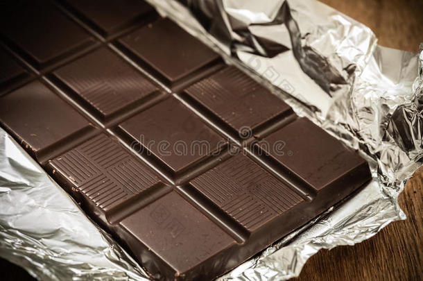 黑巧克力棒在打开的铝箔包装。