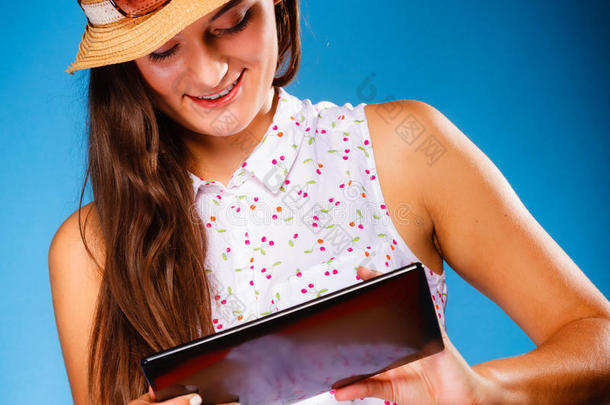 女孩用平板电脑<strong>电子书阅读器</strong>。