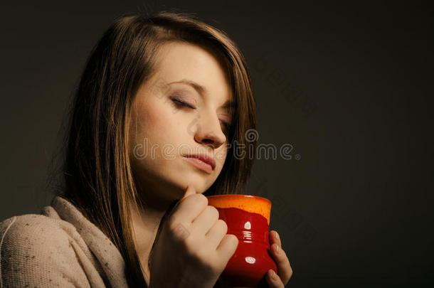 饮料。拿着一杯热<strong>饮茶</strong>或咖啡的女孩