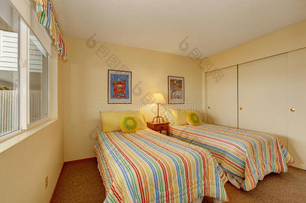 卧室有两张单人床和舒适的被褥