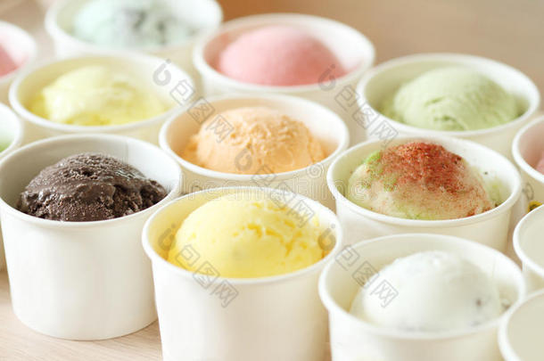 甜美多彩的冰淇淋勺