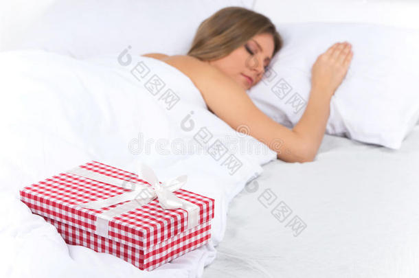 睡<strong>梦中的</strong>女人在床上有惊喜等着她。