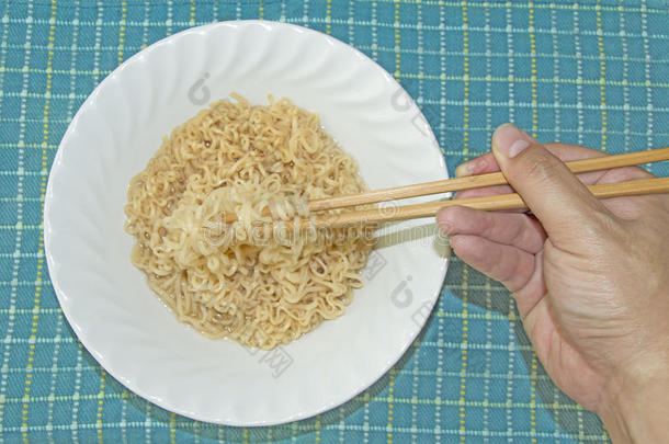 用筷子吃方便面