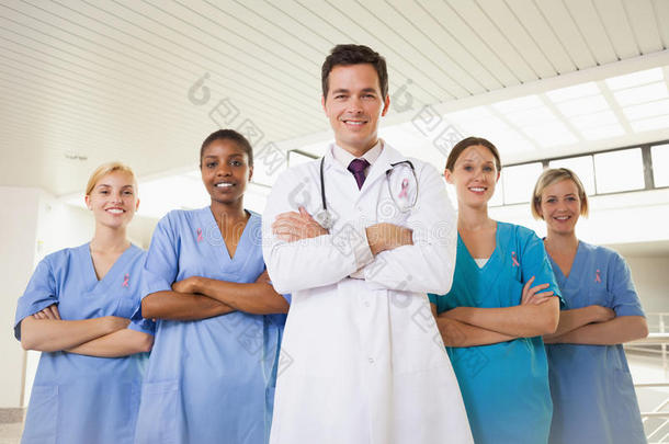 微笑的医生和护士交叉双臂的合成图像