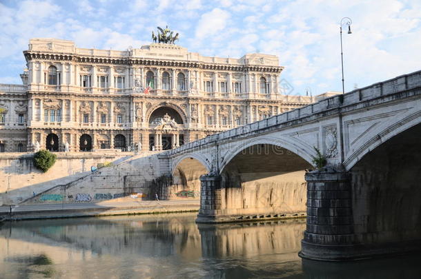意大利罗马台伯河上最高法院美丽建筑的风景如画