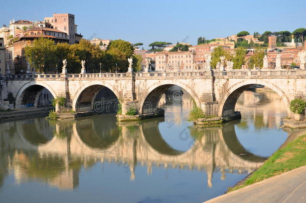 意大利罗马台伯河上的圣天使桥风景如画