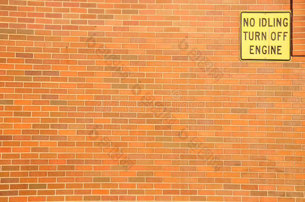 砖墙上的警示牌。