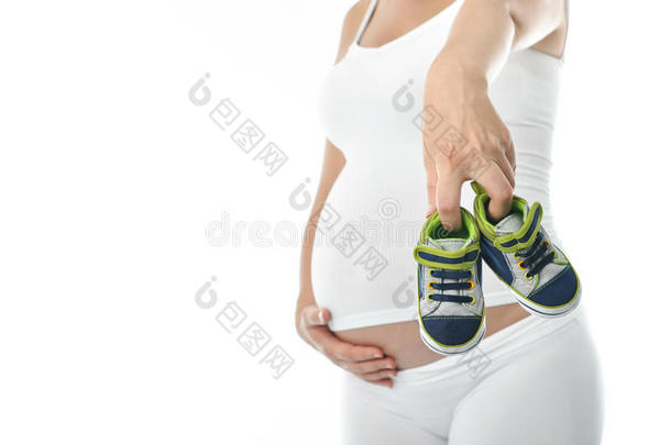 孕妇展示小鞋子
