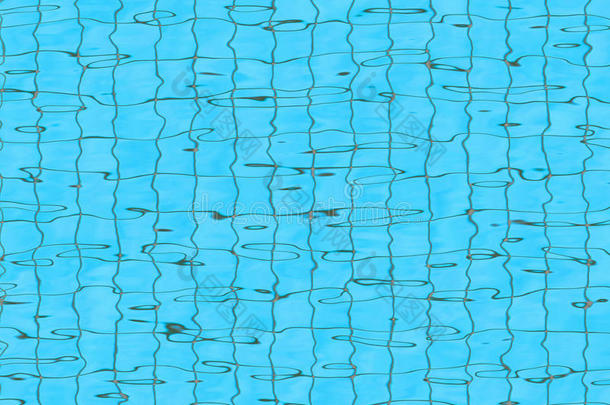<strong>游泳</strong>池的底部。透过水看瓷砖地板