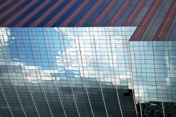 玻璃亚洲摩天大楼在窗口