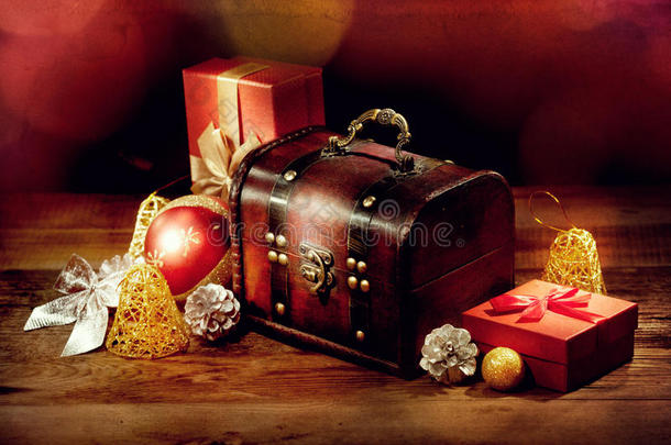旧木桌上的箱子、礼物和其他圣诞装饰品