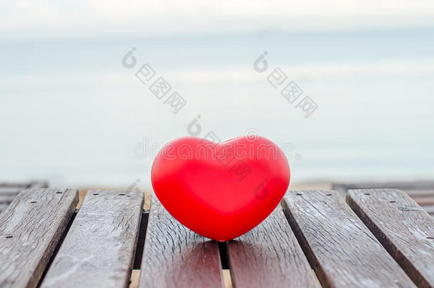 海滩木桌上的红心