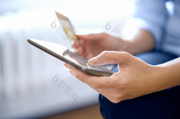 女人在用智能手机上网购物