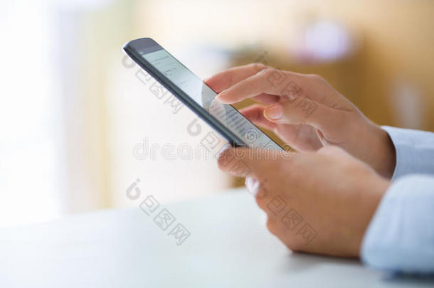 女人用手机，短信短信发电子邮件