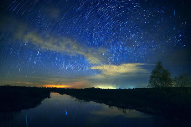 美丽的<strong>夜空</strong>，<strong>银河系</strong>，螺旋形的星光和树木