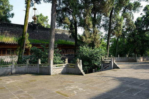 <strong>夏日午后</strong>，中国古老建筑前的石板铺就的庭院