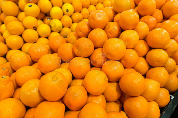 超市里的柑橘类水果