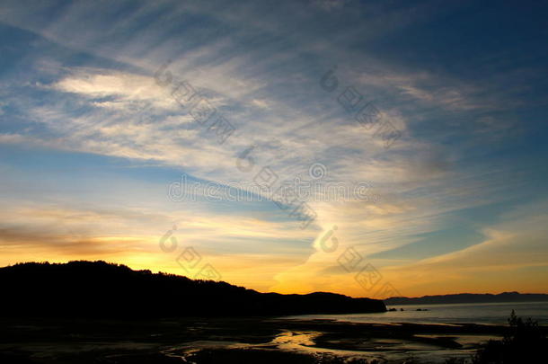 幽静的金湾海滩上的夕阳