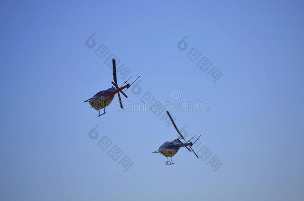 贝尔-206直升机平行飞行