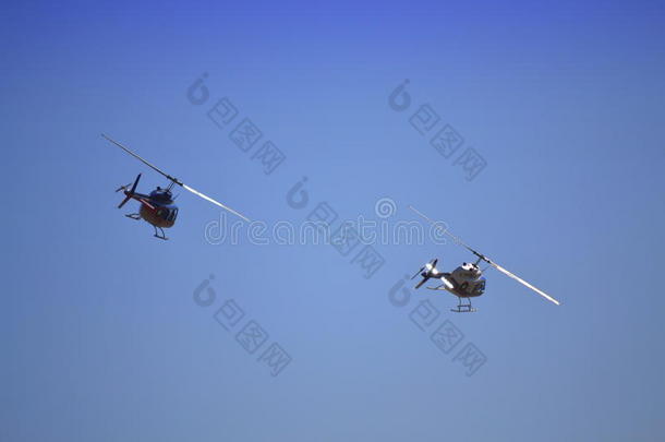 贝尔-206直升机平行飞行