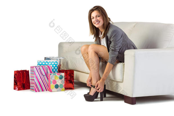 穿着考究的女人坐在沙发上<strong>脱鞋</strong>