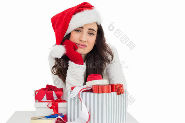 带着圣诞帽的黑发女人在<strong>打包礼物</strong>