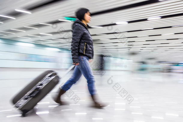 北京机场的乘客，运动模糊