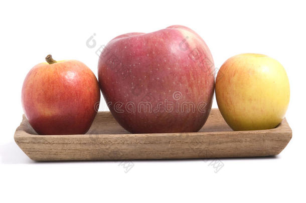白底<strong>木托盘</strong>中的红苹果