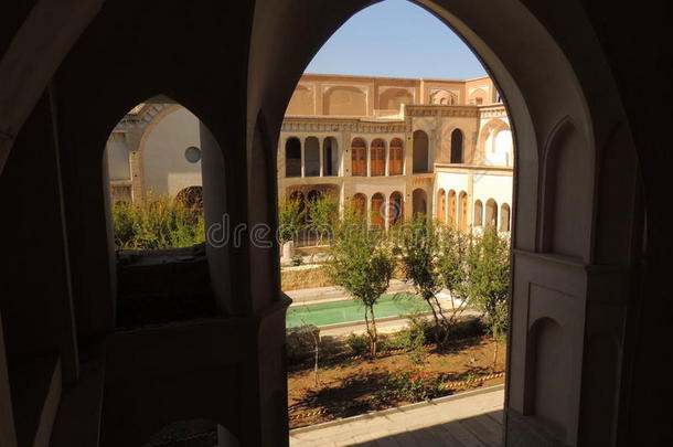 伊朗中部伊斯法罕省绿洲城市卡山Ameri传统宫殿住宅的立面、露台和拱门