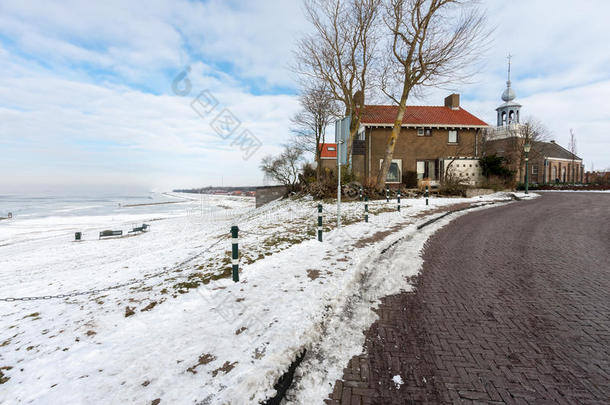 冬季荷兰乌尔克村海岸，有教堂和房屋