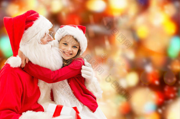 带着圣诞老人微笑的小女孩