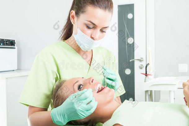 牙科诊所定期牙科护理