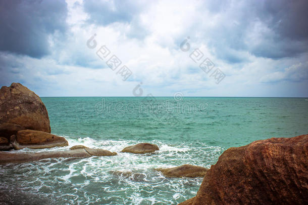 海浪<strong>撞击</strong>岩石，苏梅岛