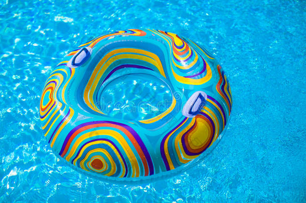 蓝色游泳池中的彩色游泳池
