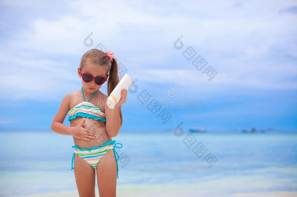 可爱的小女孩穿着泳装晒太阳