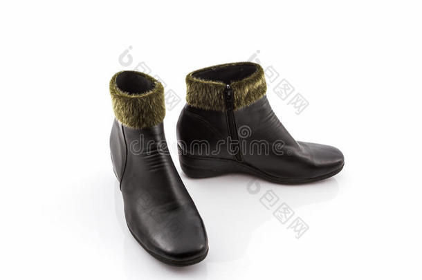 黑色蓬松羊毛<strong>保暖</strong>靴。