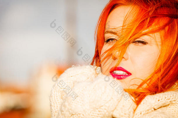 美女红发女子在户外穿着保暖的衣服
