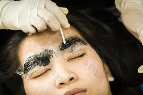 化妆纹眉，漂亮的亚洲女人脸