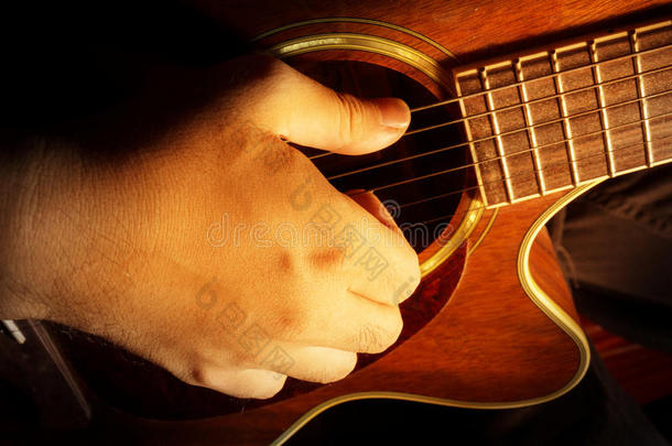 弹原声吉他，吉他手或音乐家