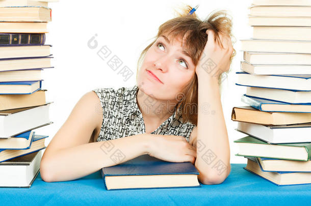 一个在白色背景下孤零零地<strong>看书</strong>的女孩。在<strong>图书馆</strong>里