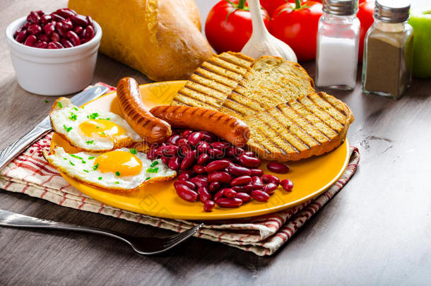 英式早餐-大蒜吐司，煎蛋，豆类和英式早餐，吐司，鸡蛋，豆类，香肠