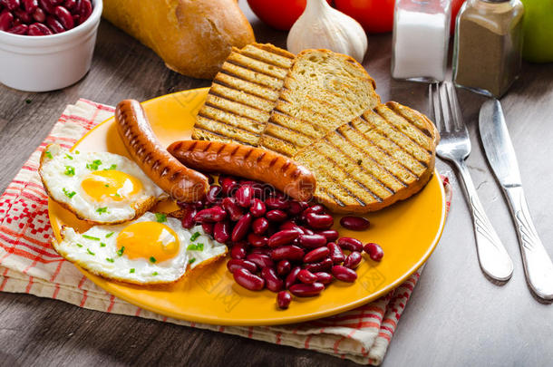 英式早餐-大蒜吐司，煎蛋，豆类和英式早餐，吐司，鸡蛋，豆类，香肠