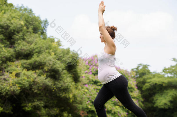 孕妇妈妈腹部放松公园瑜伽冥想