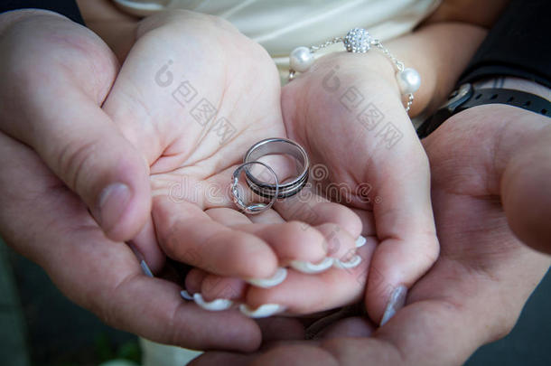 新娘和新郎手牵戒指在婚纱照环节