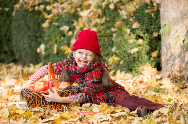 秋天公园里拿着苹果篮子的小女孩