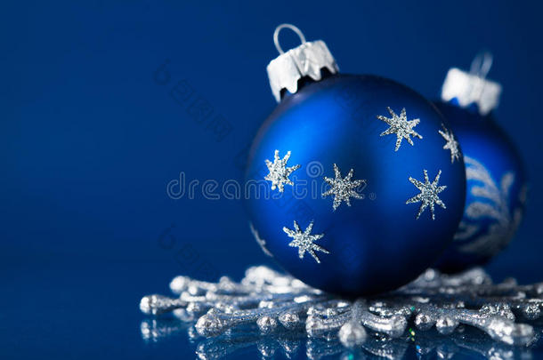 蓝色和<strong>银色</strong>圣诞饰品，背景为深蓝色，并有文<strong>字</strong>空间