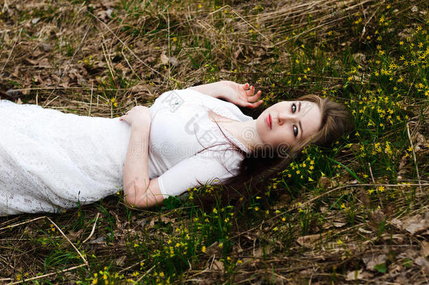 美丽<strong>天真</strong>的白衣女子躺在草地上