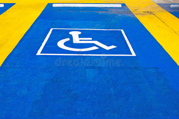 <strong>残疾人</strong>和<strong>残疾人</strong>停车场的蓝色道路标志。