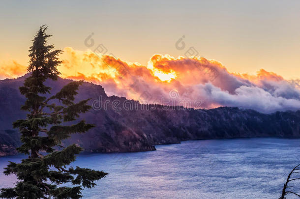 夕阳<strong>倒映</strong>在火山口湖的水面上