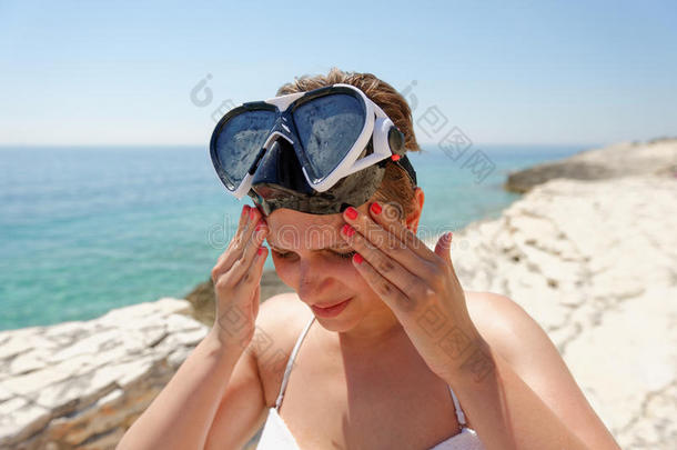 水肺潜水员女人因为阳光而看不见东西